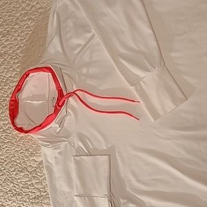 Maurices in motion athletic top size XXL whi/pink